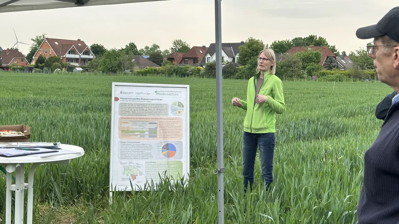 Dr. Iris Schaper von der Landwirtschaftskammer Niedersachsen rundete den Feldtag mit einem Vortrag über die Pflanzenschutzmittel-Reduzierungsstrategie ab. 